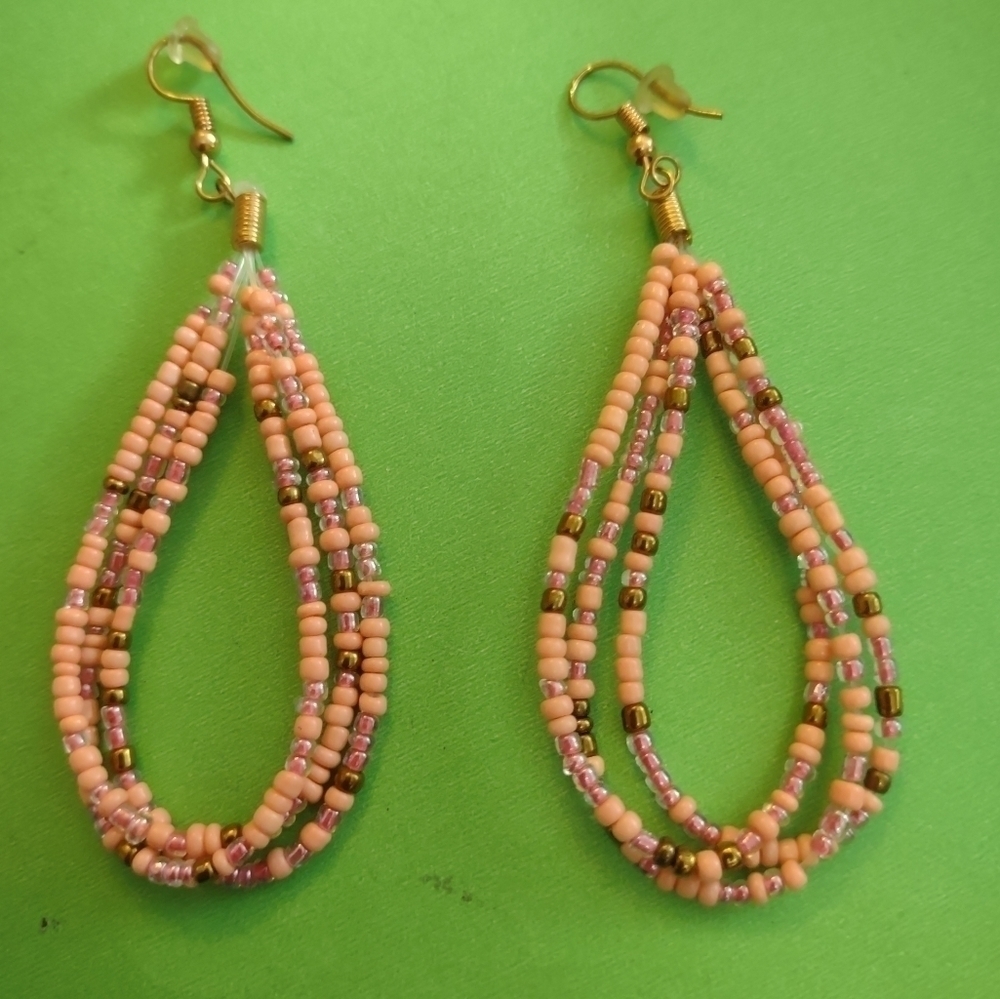 Pink women's beaded necklace and earrings set - Picture 4 of 5